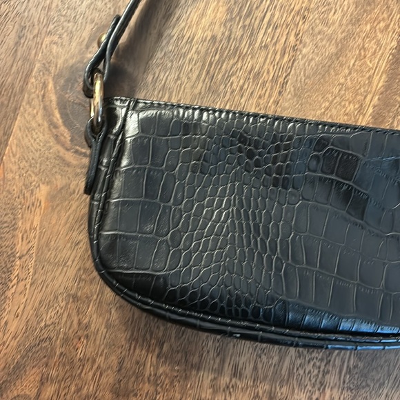 ASOS DESIGN croc effect 90s shoulder bag in black - Picture 5 of 5